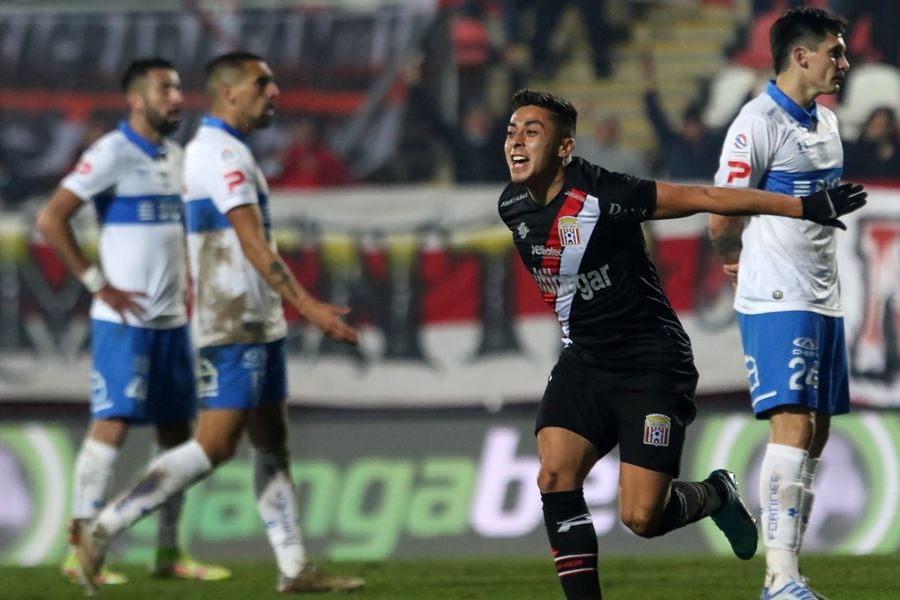 Oyarzo festeja el primer gol de Curicó ante la UC. FOTO: Agencia Uno.