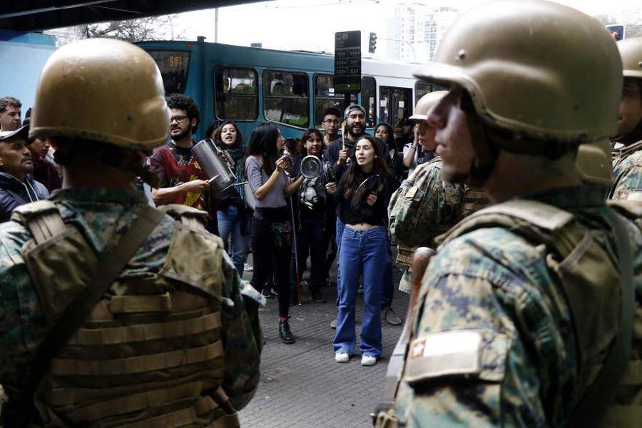 Cacerolazo frente a los Militares