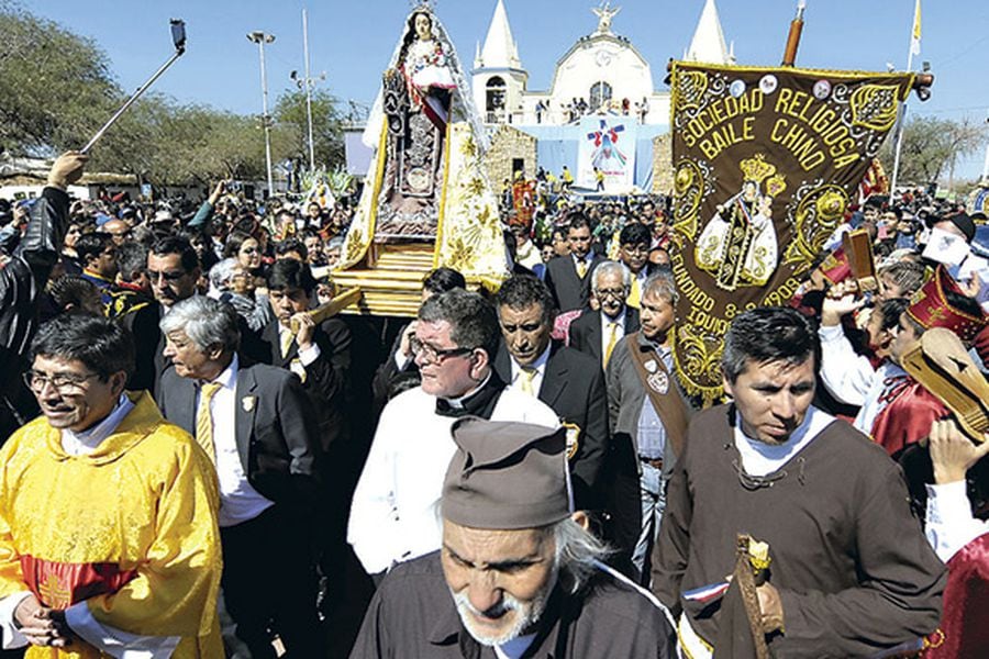 La procesión de la Virgen de La Tirana, entre los visitantes.