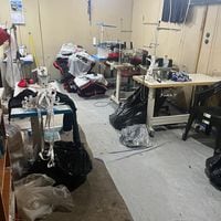 Detectan fábrica de ropa falsificada al interior de toma en Cerrillos: Carabineros detiene a dos personas