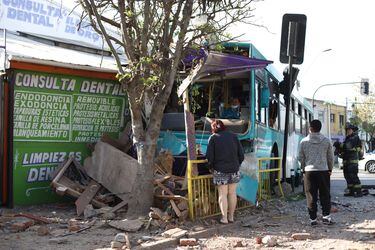 Bus chocó contra consulta dental en Cerro Navia.