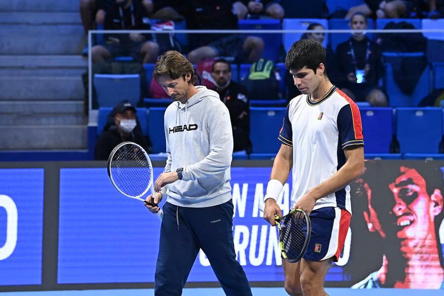 Carlos Alcaraz y su técnico, Carlos Ferrero, practicando en 2021 en Milan, Italia. Foto: Peter Staples/ATP Tour.