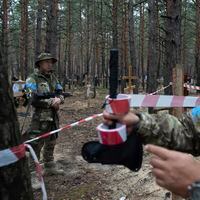 Ucrania encuentra una fosa común con más de 440 cuerpos en la ciudad recuperada de Izium