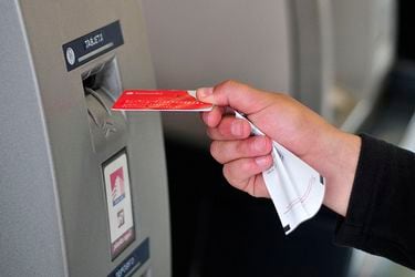 Menos billetes, más pago electrónico: desde el estallido social se registra una baja de 369 cajeros en el país