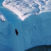 La impresionante hazaña de un kayakista descendiendo por una cascada de hielo