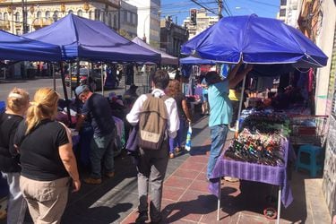 En la mira de la Contraloría: el postergado plan de Sharp para ordenar el comercio ambulante en Valparaíso