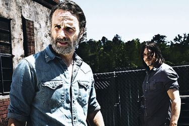 Rick Grimes (Andre Lincoln) y  Daryl Dixon (Norman Reedus) en The Walking Dead.