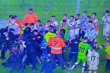 Final escandalosa en Argentina: Jugadores de Patronato se trenzan a golpes con la policía tras la derrota con Barracas Central
