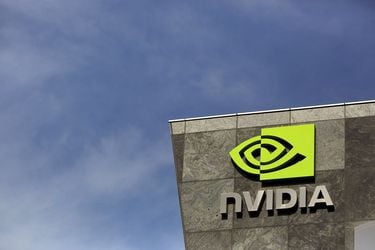 Nvidia cerca de convertirse en primera empresa de chips de un billón de dólares tras sólidos resultados 