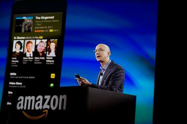Amazon CEO Bezos Introduces Smartphone to Take on Apple, Samsung