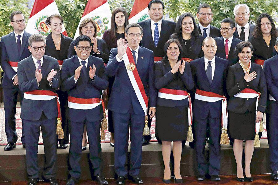 Nuevo-gabinete-de-ministros-jura-cargo-en-Perú-(46922192)