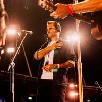 Video: Roger Federer se unió a Coldplay para interpretar uno de sus éxitos en el escenario