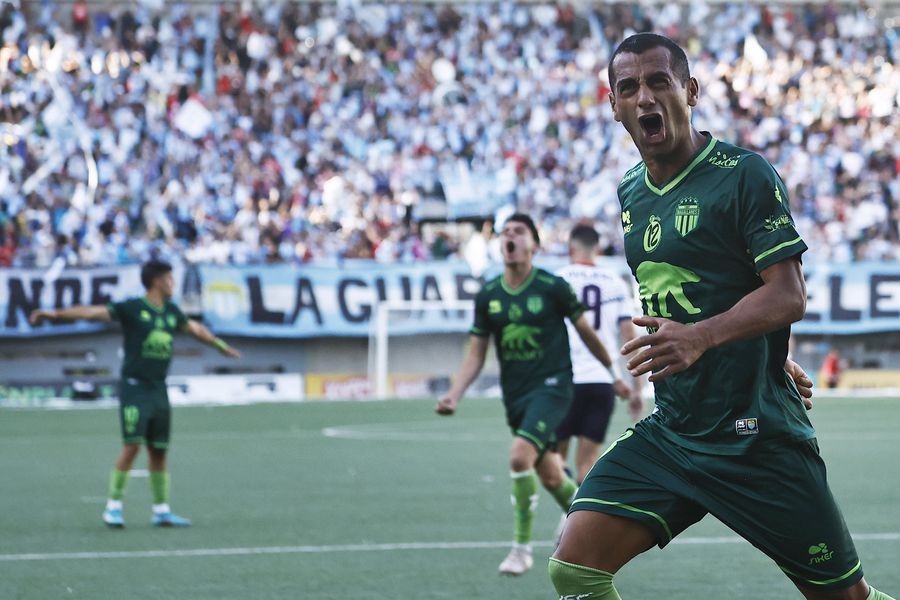 César Cortés celebra uno de los goles con los que le dio el ascenso a Magallanes
