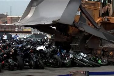 Enorme excavadora aplasta sin piedad a un centenar de motos en Nueva York 