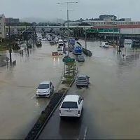 Sistema frontal deja calles inundadas y autos atrapados en la Vega Monumental de Concepción