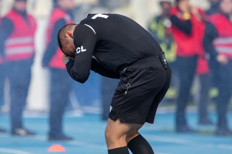 El cuarto árbitro, Diego Flores, sufre por la detonación de fuegos artificiales en el Clásico Universitario.