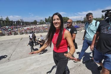 Leda Bergonzi, la llamada "sanadora" de Rosario, convocó a miles de personas en su paso por Chile.