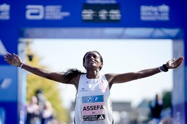 La etíope Tigist Assefa hace historia al romper el récord mundial de maratón en Berlín