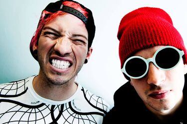 Twenty-One-Pilots-twenty-one-pilots-39730122-1600-900