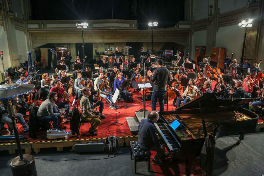 Ensayo de la orquesta sinfonica de chile en el teatro novedades.