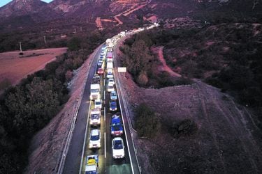 Más de medio millón de vehículos: autoridades proyectan éxodo masivo de Santiago por Fiestas Patrias y presentan plan de contingencia en carreteras
