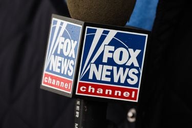 Rostro ancla de Fox News es expulsado del canal tras conflicto por la difusión de falsedades