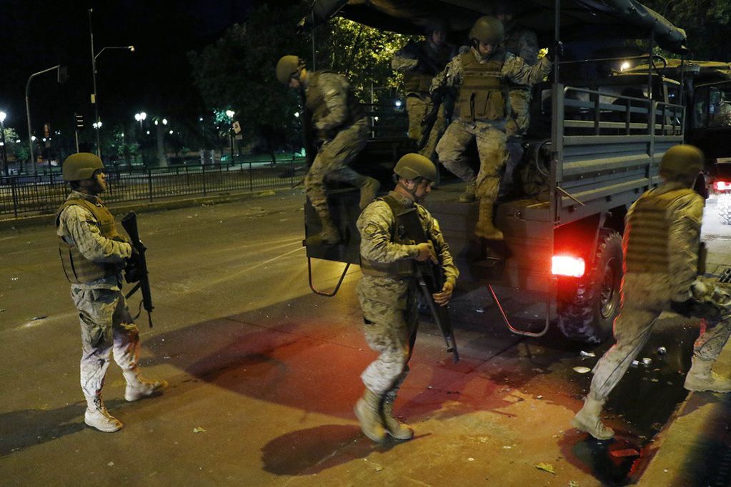 19 de Octubre de 2019/SANTIAGO 
Militares comienzan a patrullar Santiago luego que el presidente decretara Estado de Emergencia 
FOTO:MARIO DAVILA/AGENCIAUNO
