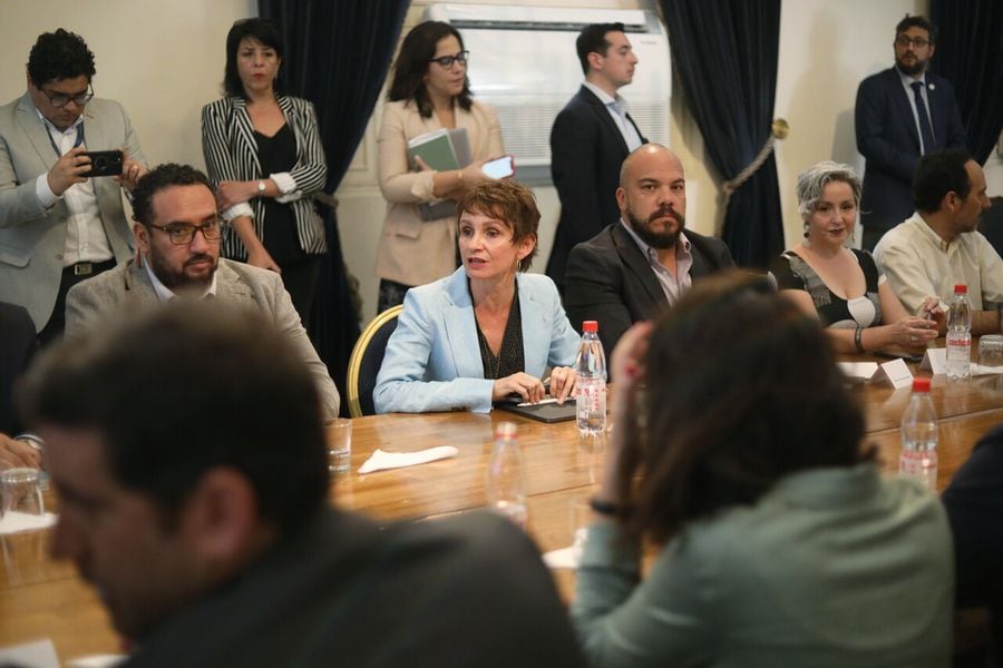 La ministra del Interior, Carolina Tohá, se reunió con parlamentarios de distintas bancadas en el Palacio de La Moneda, para abordar temas de seguridad pública.