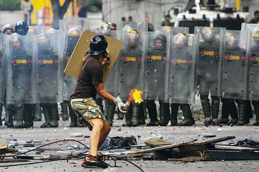 choques-violentos-entre-policia-y-manifesta-38505439