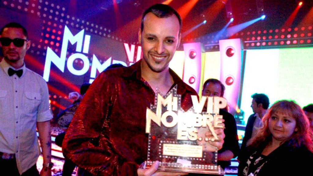 Sebastián Longhi con su trofeo en el programa Mi Nombre Es VIP.