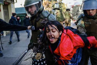 Denuncian agresión de carabinera a mujer en el Instituto Nacional