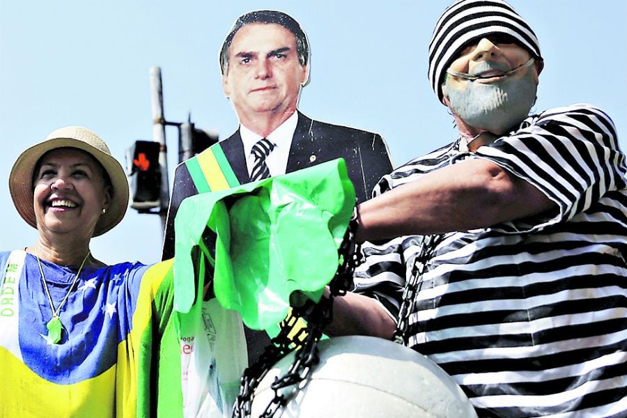 A demonstrator wearing a costume representing Brazil's former President Luiz Inacio Lula da Silva (45168034)