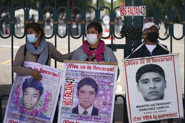 Protestas en aniversario de desaparición de estudiantes dejan 39 heridos en base militar en Ciudad de México