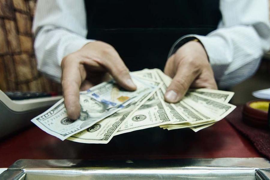 Dólar quiebra los $800 por primera vez desde el inicio de la crisis del coronavirus