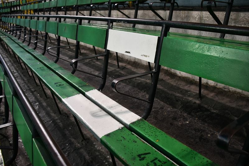 Un espacio pintado de blanco en una grada recuerda el lugar en que el cantautor Víctor Jara estuvo momentos antes de ser asesinado en el entonces Estadio Chile.