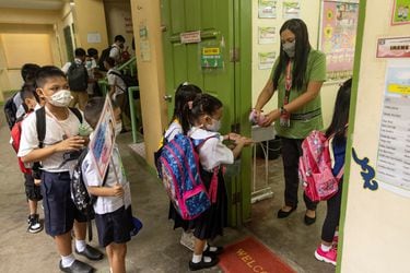 Escuelas de Filipinas reabren tras 2 años de pandemia
