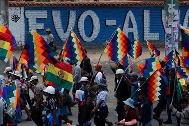 Gobierno interino de Bolivia califica como "delicada" la relación con Argentina y anuncia queja ante la ONU