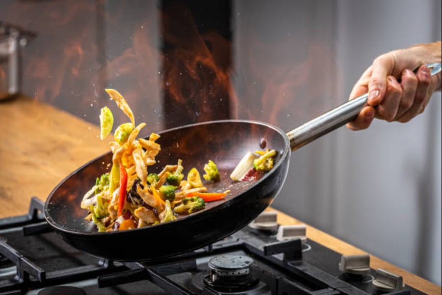 ventana giro Salto Cocina: cómo saltear comida en un wok - La Tercera