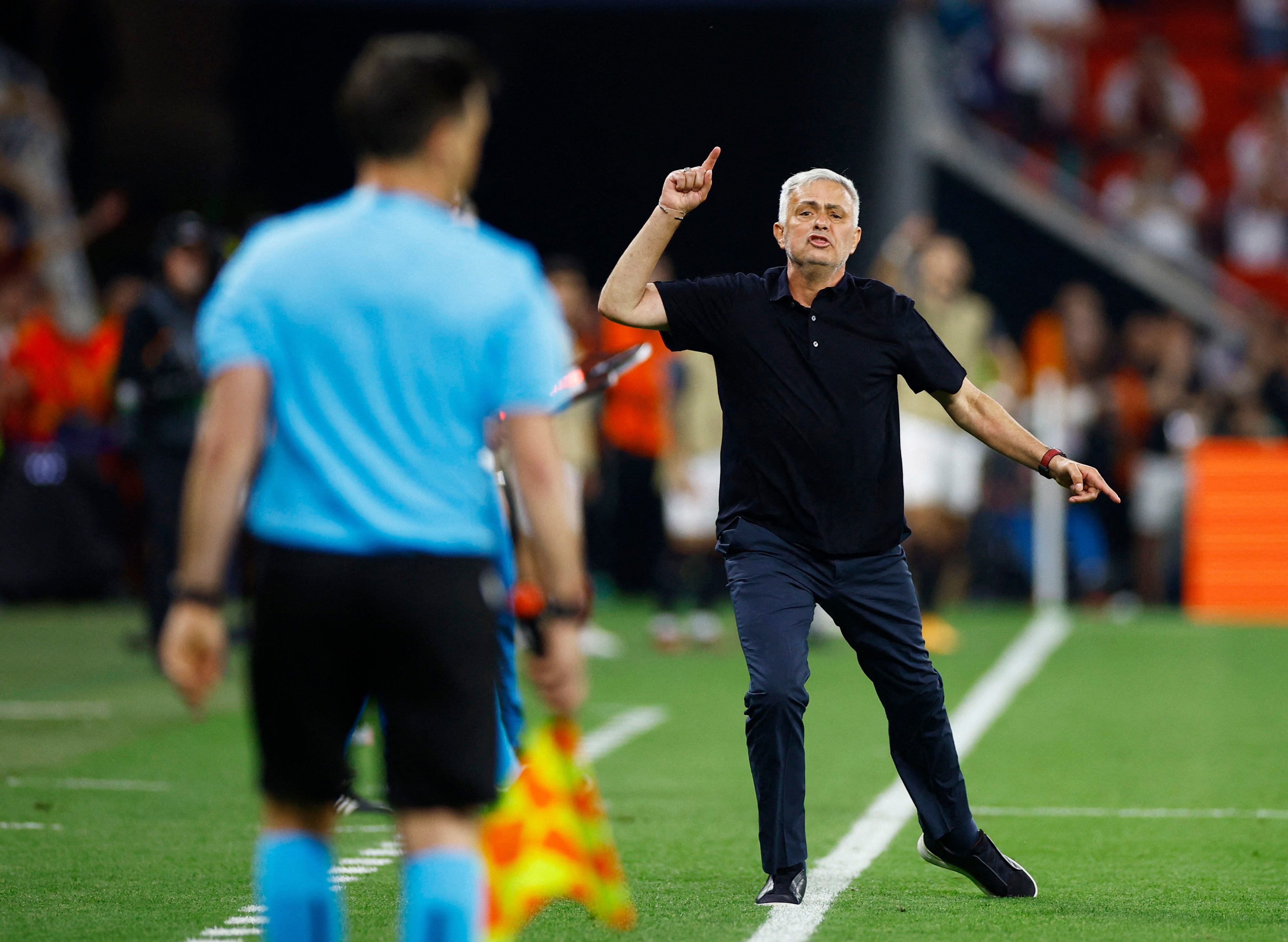 Mourinho evade la suspensión y tendrá que pagar multa por comentarios  contra árbitro