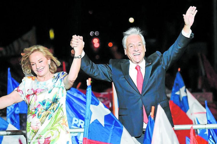 Chilean presidential candidate Sebastian Pinera (R)