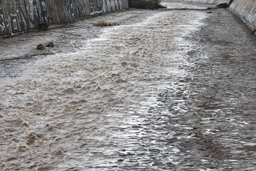El caudal del río Mapocho aumentó por las lluvias. Foto: Karin Pozo / Agencia Uno.