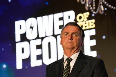 Bolsonaro afirma que regresará a Brasil en marzo para liderar la oposición