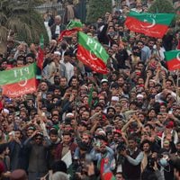 Autoridades paquistaníes suspenden X en medio de las protestas por fraude electoral