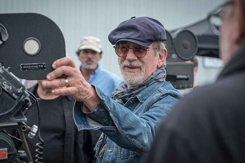 Steven Spielberg dirigiendo al aire libre.