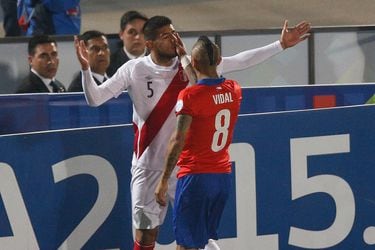 El recordado choque entre Zambrano y Vidal en la Copa América de 2015.
