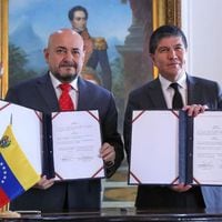 Monsalve y De la Fuente bajo examen: Contraloría pide informe a subsecretarías del Interior y RR.EE. por legalidad de convenio con Venezuela
