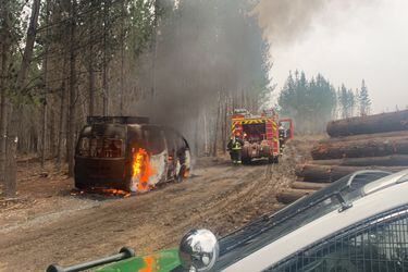 Encapuchados amenazan a trabajadores de forestal con disparos y queman maquinaria y un minibús en La Araucanía