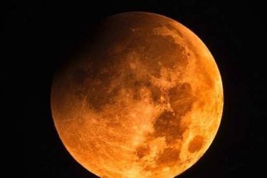 ¡Comenzó el eclipse! Todo Chile es testigo de una “Luna de Sangre”, un eclipse lunar total