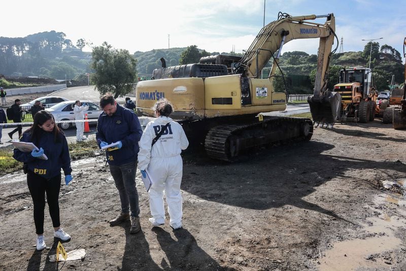 Funcionarios de la PDI realizan pericias en lugar del ataque incendiario que afectó a una empresa constructora en las obras del puente ferroviario en el sector costanera de Concepción.