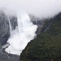 Anomalías de temperaturas y ríos atmosféricos: Glaciar Colgante Queulat sufre segundo desprendimiento
